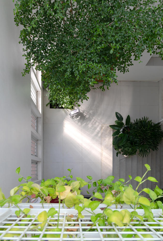 Ngôi nhà hẹp được thiết kế nâng sàn sáng tạo ở Ninh Bình 