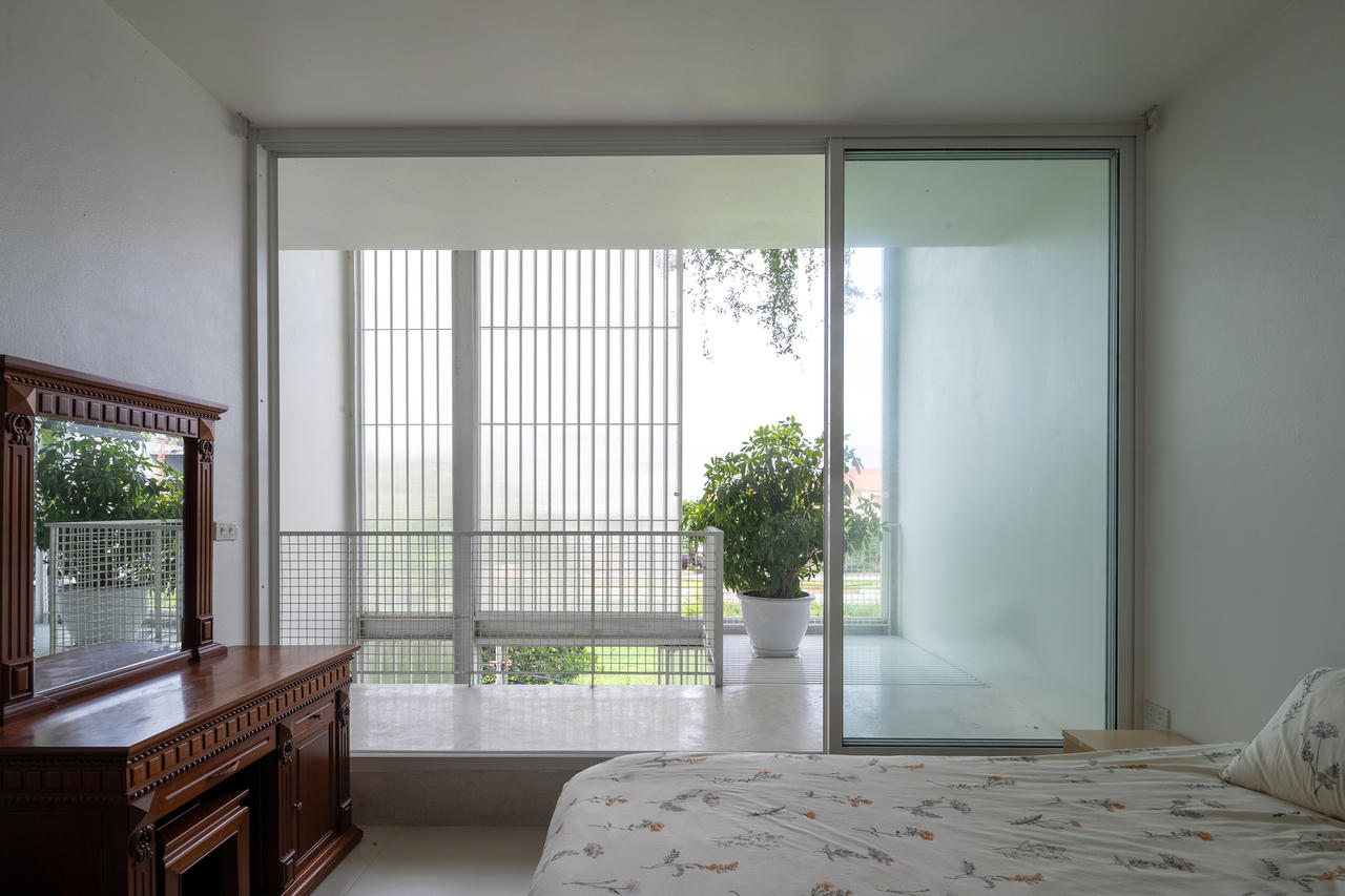 Ngôi nhà hẹp được thiết kế nâng sàn sáng tạo ở Ninh Bình 