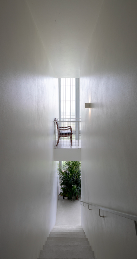 Ngôi nhà hẹp được thiết kế nâng sàn sáng tạo ở Ninh Bình 