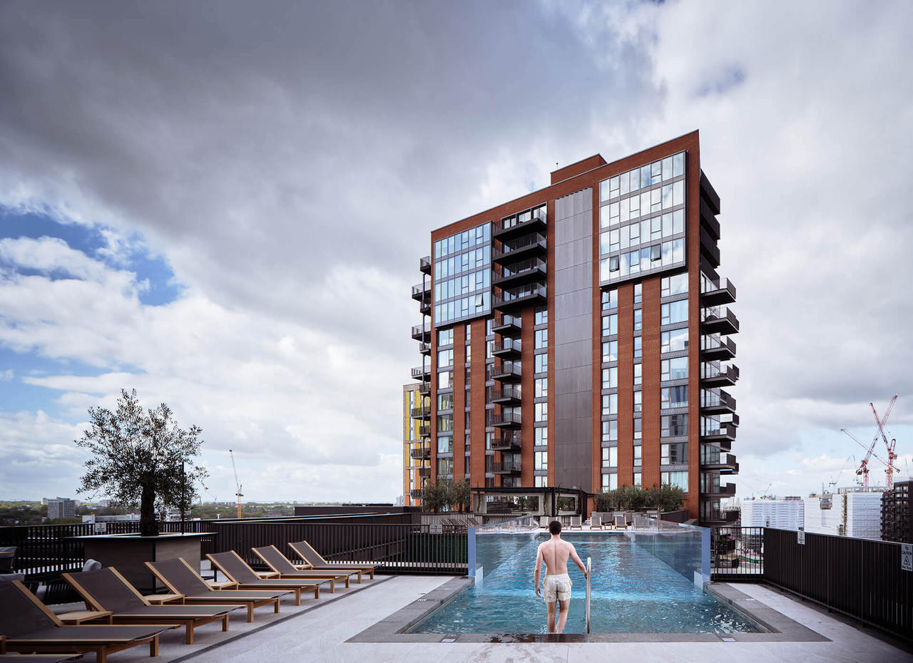 “Cầu bơi” trong suốt lơ lửng giữa không trung đầu tiên trên thế giới 