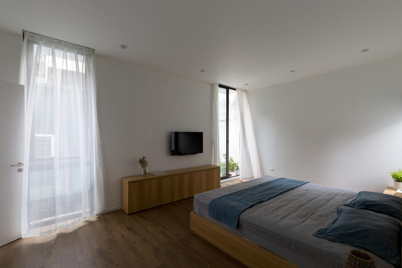 Ngôi nhà nhỏ tràn ngập ánh sáng và cây xanh trong con ngõ hẹp ở Hà nội 