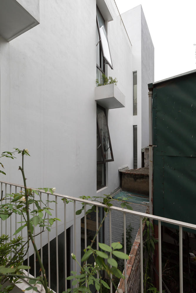 Ngôi nhà nhỏ tràn ngập ánh sáng và cây xanh trong con ngõ hẹp ở Hà nội 