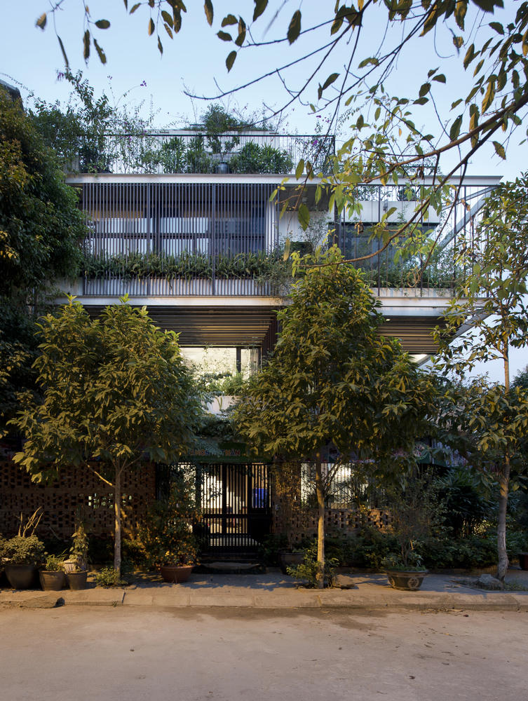 Chiêm ngưỡng ngôi nhà phủ kín cây xanh giữa lòng thủ đô Hà Nội