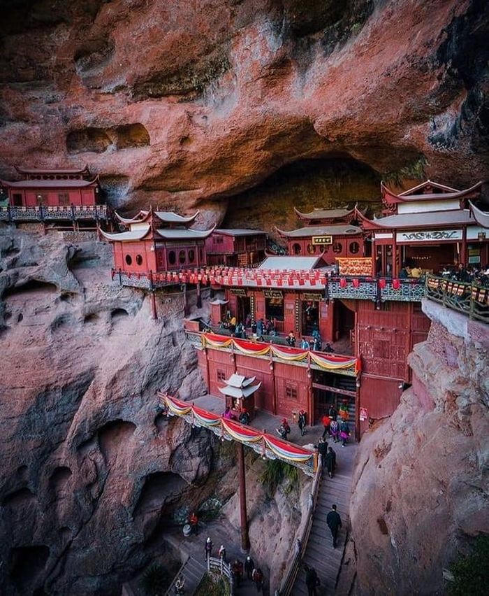Khám phá Chùa Huyền Không 1500 năm tuổi treo lơ lửng bên vách núi ở Trung Quốc 