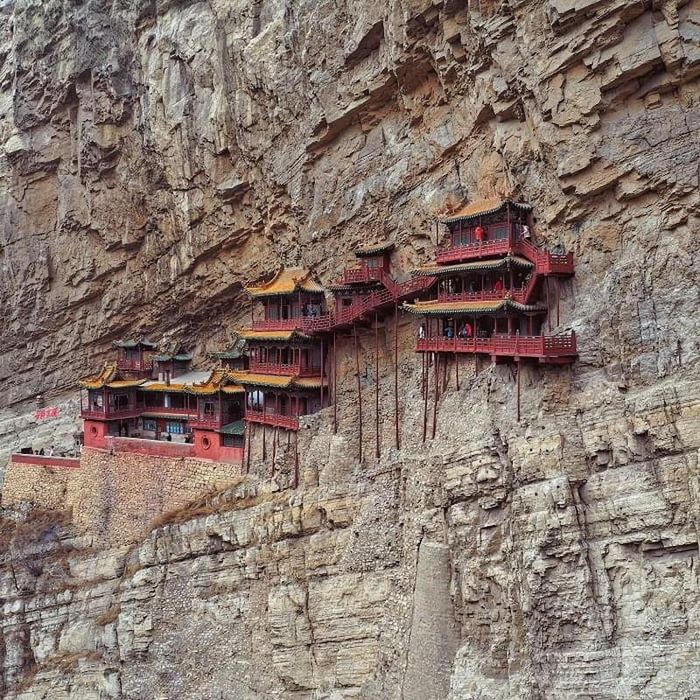 Khám phá Chùa Huyền Không 1500 năm tuổi treo lơ lửng bên vách núi ở Trung Quốc 