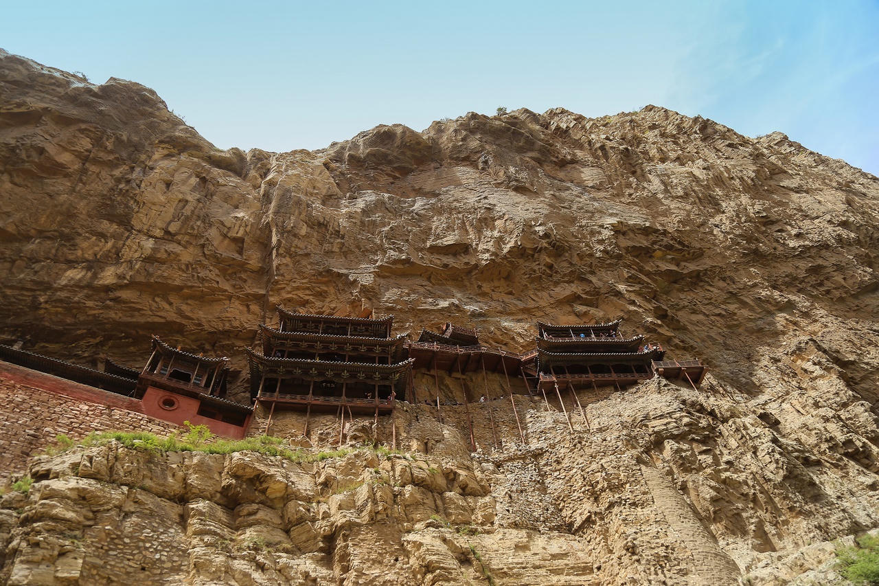 Khám phá Chùa Huyền Không 1500 năm tuổi treo lơ lửng bên vách núi ở Trung Quốc 