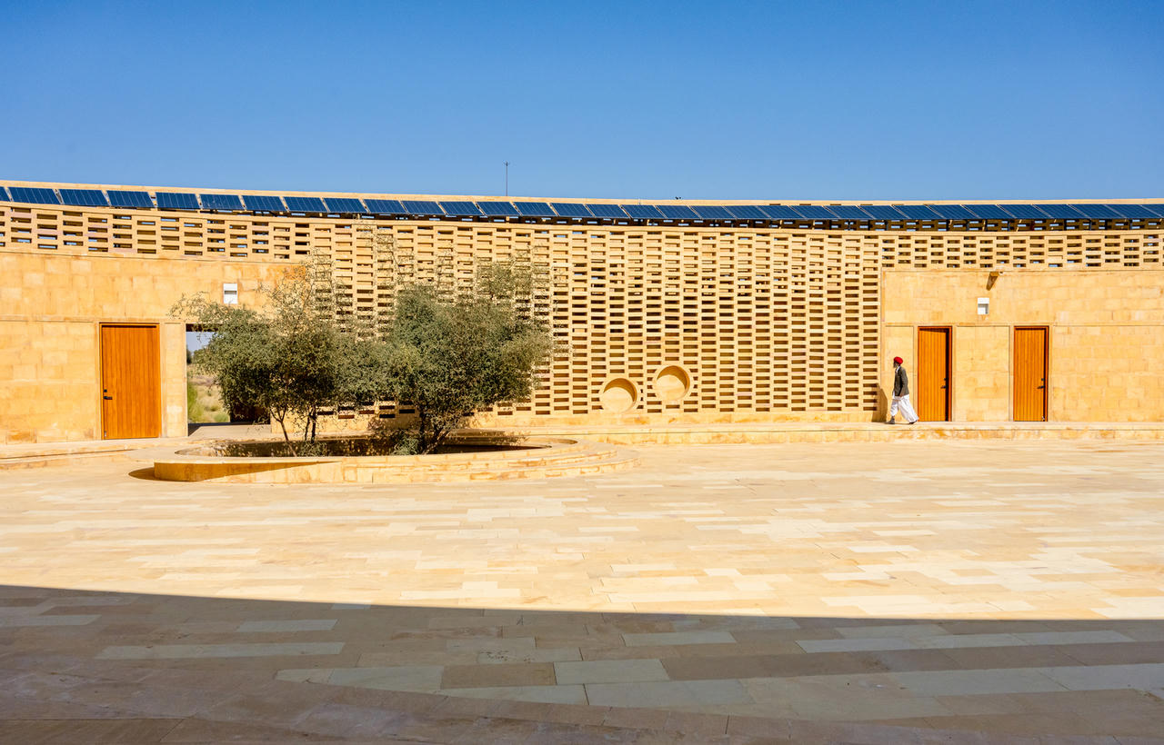 Ngôi trường hình bầu dục nằm giữa sa mạc nhưng không cần điều hoà