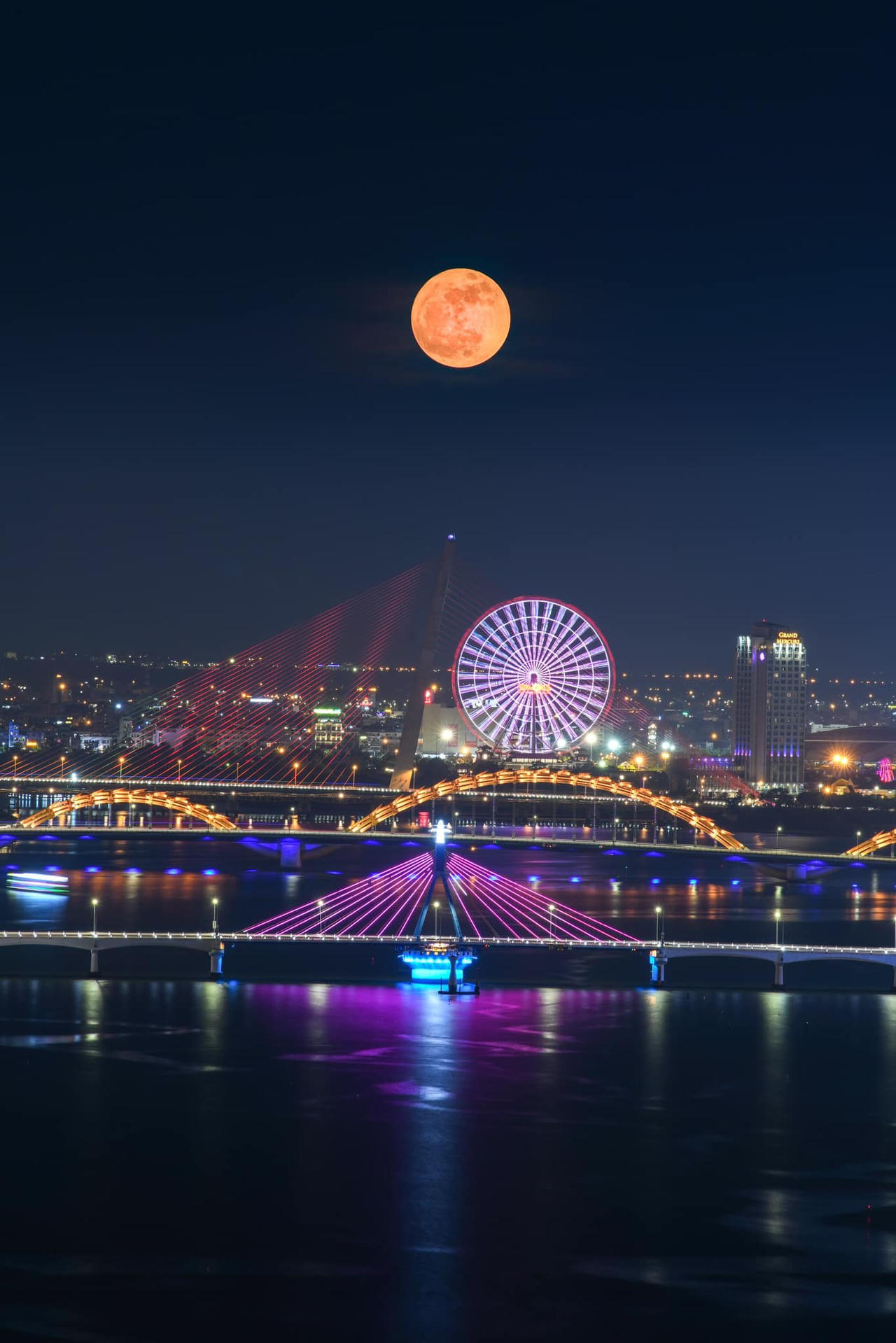 Hình ảnh tuyệt đẹp của Trăng Sấm Sét tỏa sáng trên bầu trời 