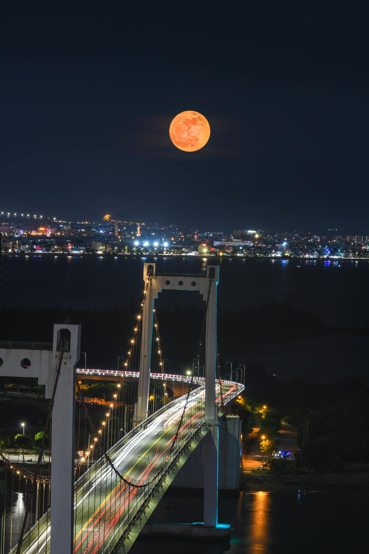 Hình ảnh tuyệt đẹp của Trăng Sấm Sét tỏa sáng trên bầu trời 