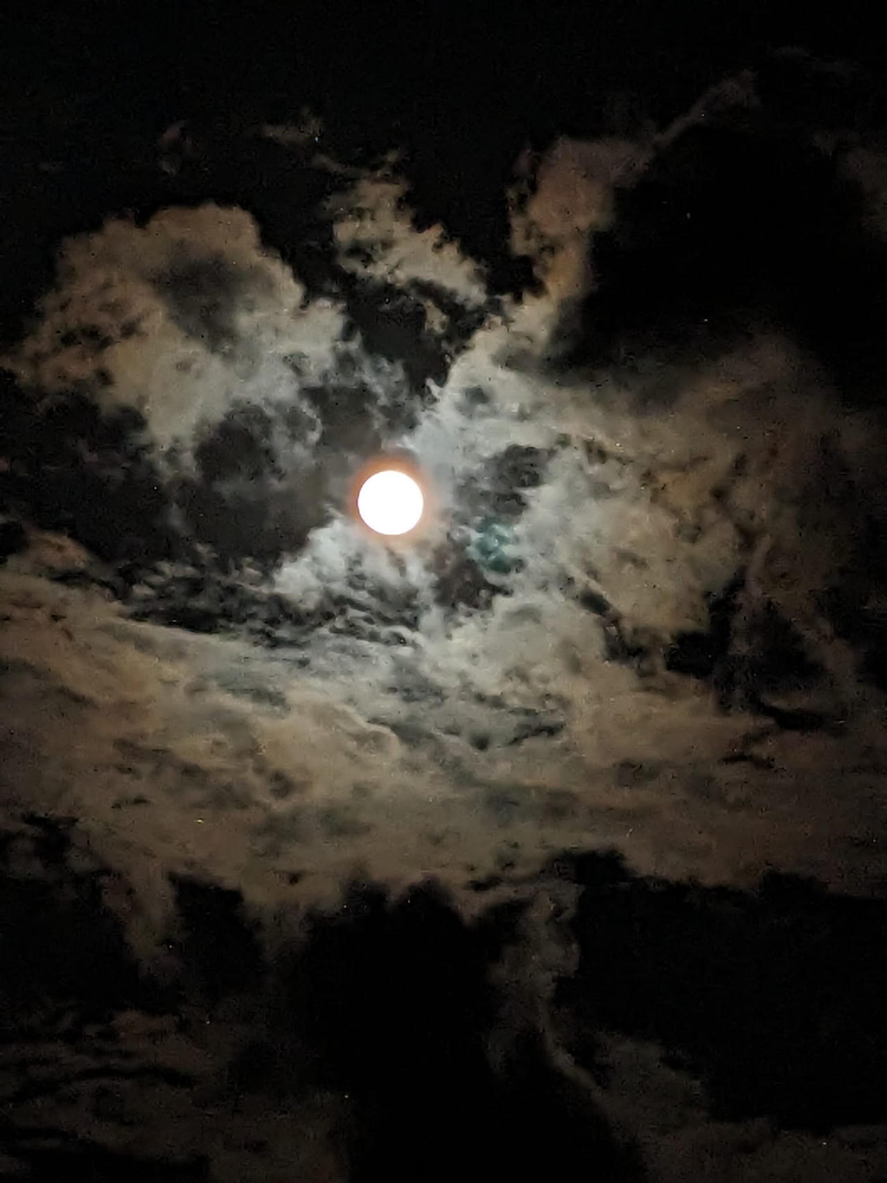 Hình ảnh tuyệt đẹp của Trăng Sấm Sét tỏa sáng trên bầu trời 