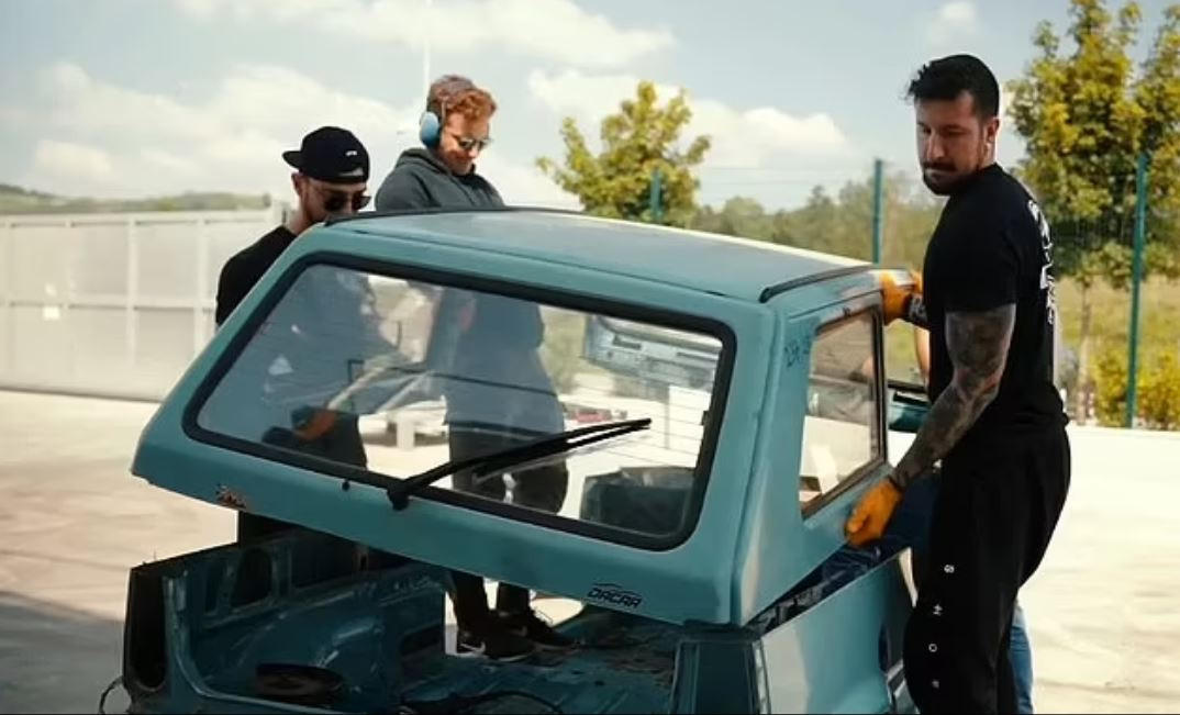 Độc lạ chiếc xe bị cắt đôi nhưng vẫn di chuyển được 