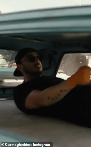 Độc lạ chiếc xe bị cắt đôi nhưng vẫn di chuyển được 