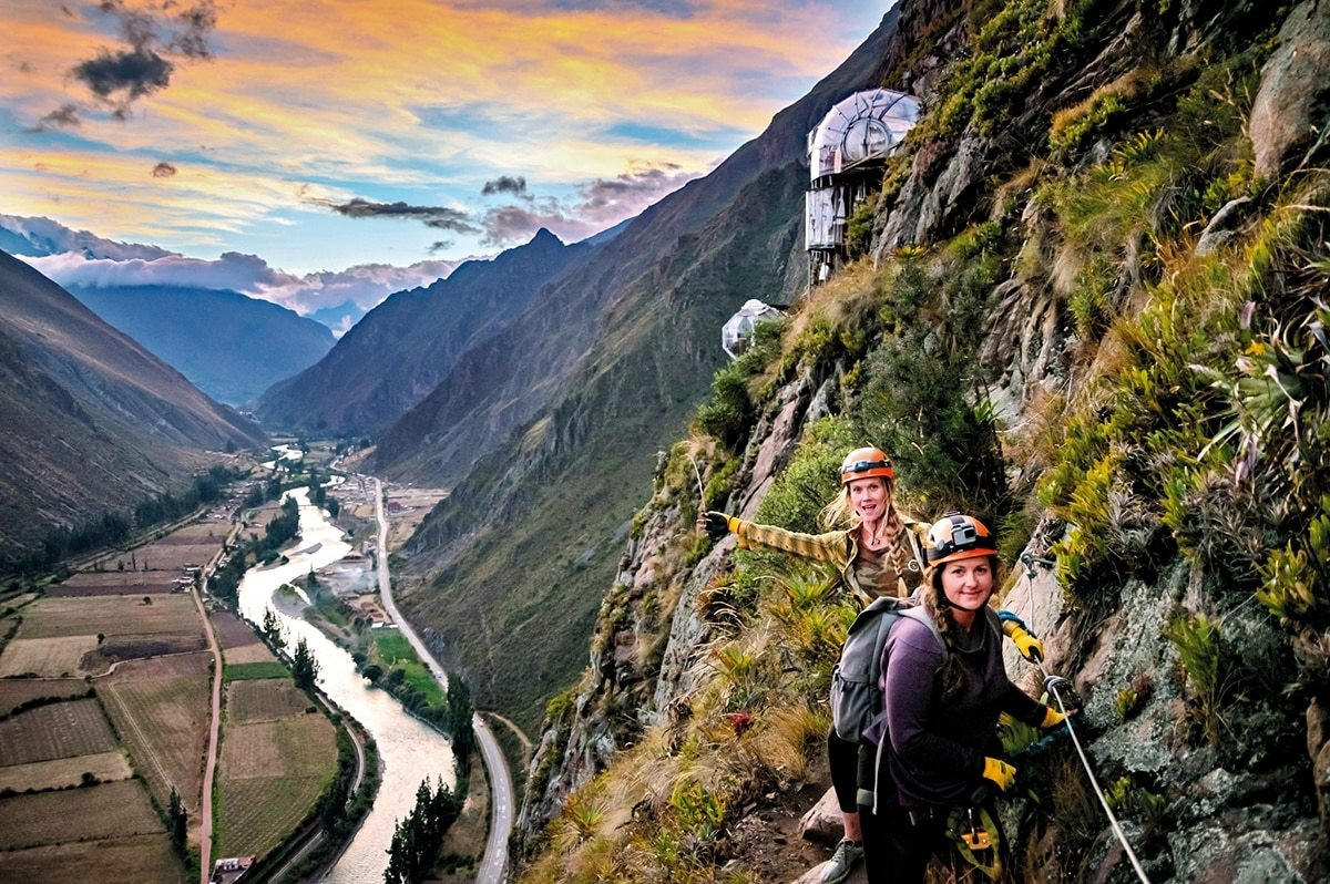 Khách sạn độc nhất thế giới bên vách đá cao 400m, du khách phải đu dây để vào 