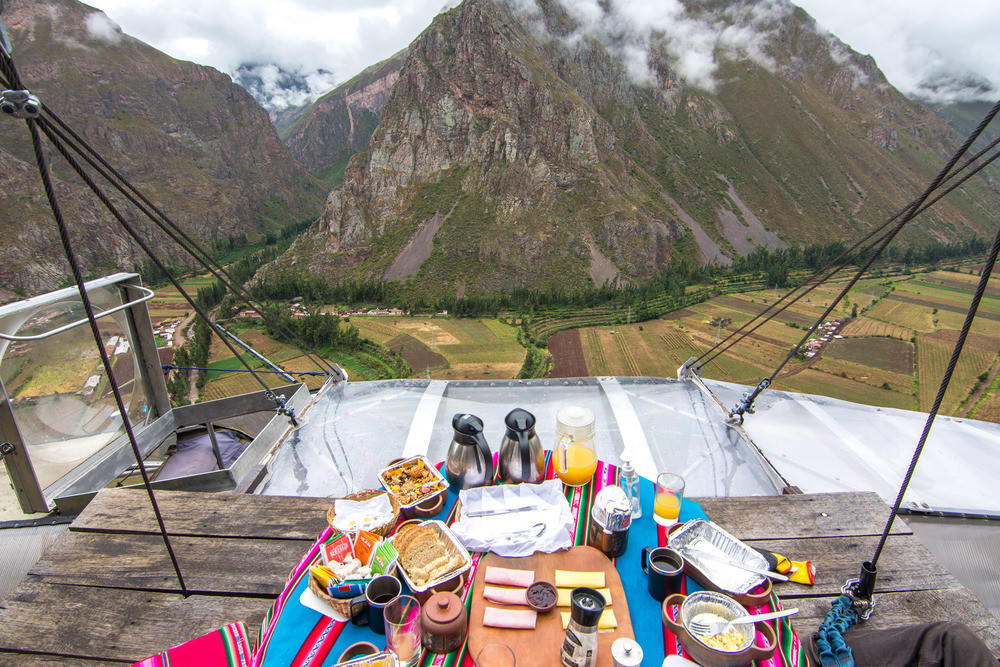 Khách sạn độc nhất thế giới bên vách đá cao 400m, du khách phải đu dây để vào 