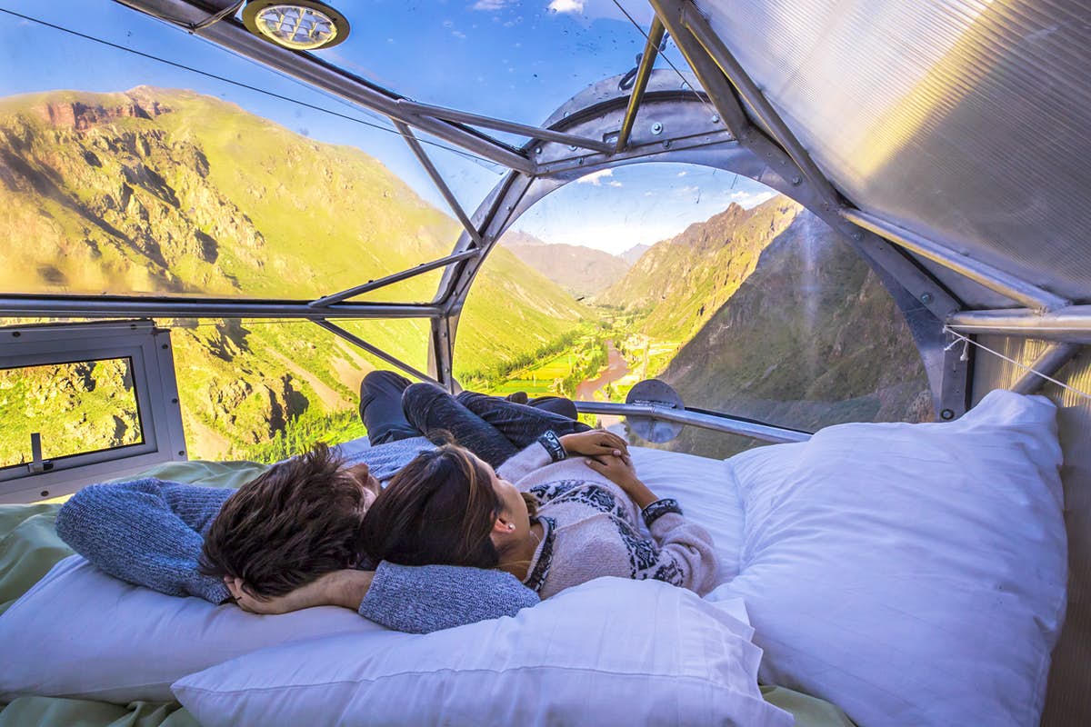 Khách sạn độc nhất thế giới bên vách đá cao 400m, du khách phải đu dây để vào 