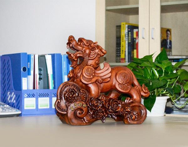 Gợi ý 4 vật phẩm phong thủy thu hút tài lộc khi để trên bàn làm việc 