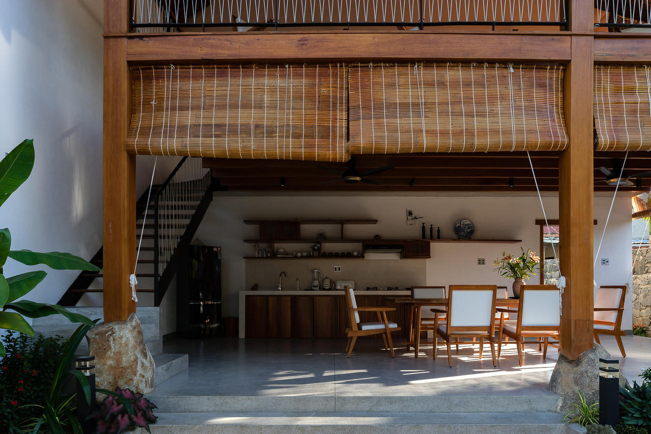 Ngắm nhìn biệt thự mái lá dừa đẹp hút hồn ven sông Hội An 