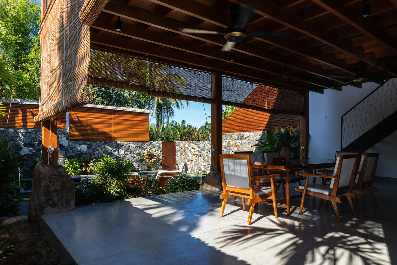 Ngắm nhìn biệt thự mái lá dừa đẹp hút hồn ven sông Hội An 