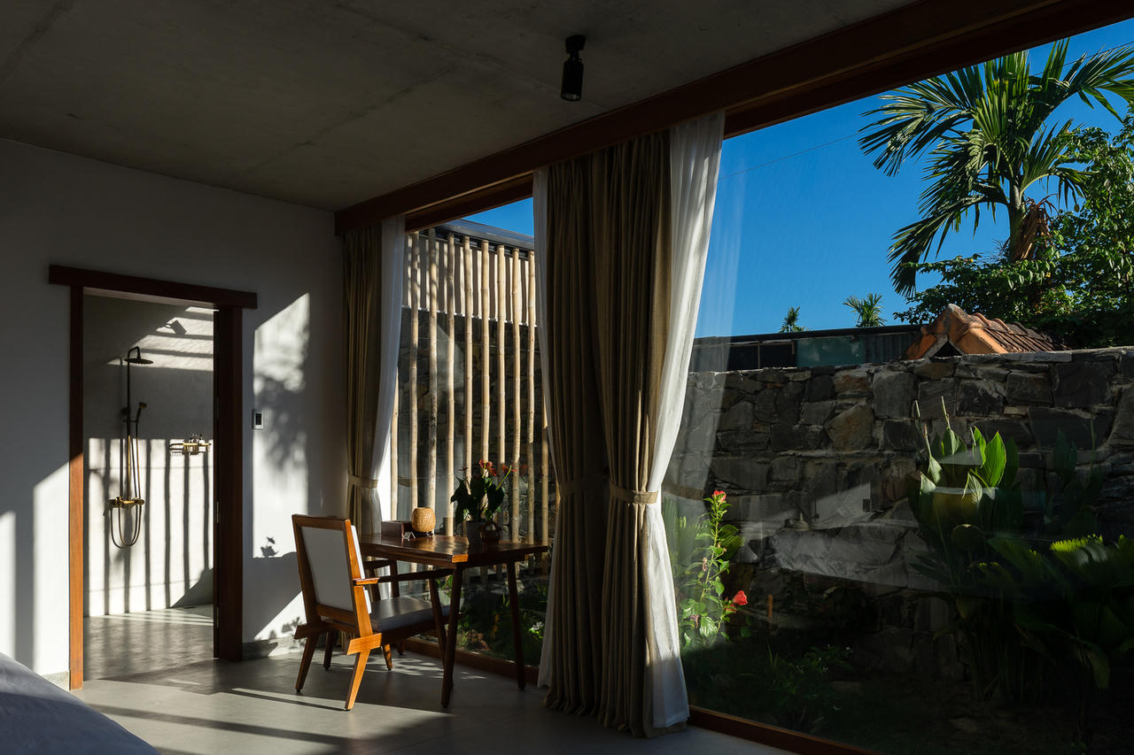 Ngắm nhìn biệt thự mái lá dừa đẹp hút hồn ven sông Hội An 