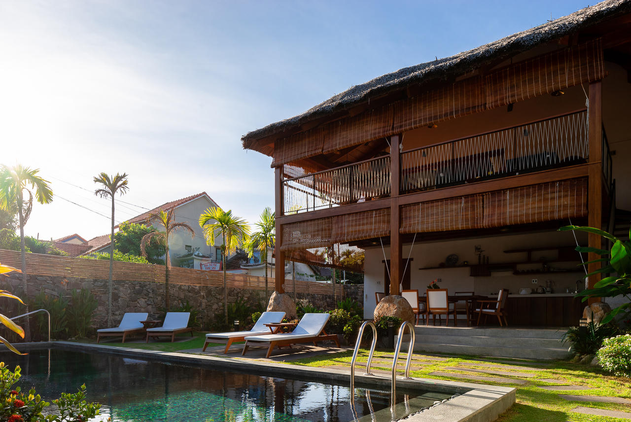 Ngắm nhìn biệt thự mái lá dừa đẹp hút hồn ven sông Hội An 