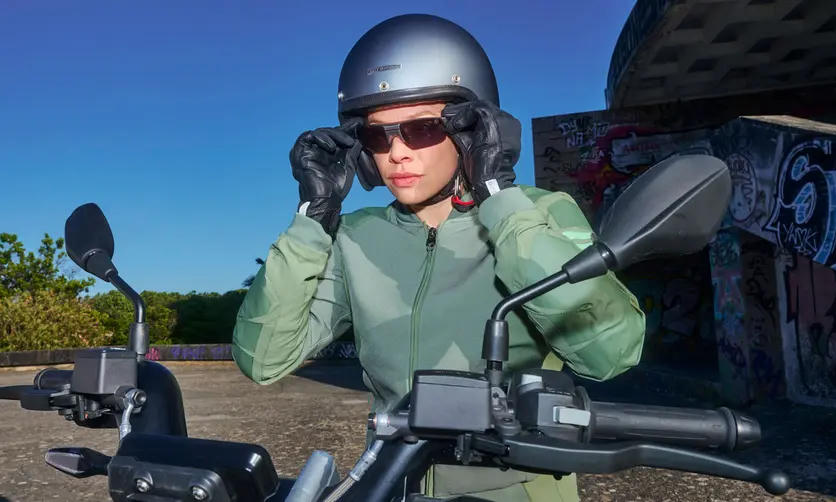 Chiếc kính mắt thông minh dành cho người đi xe máy 