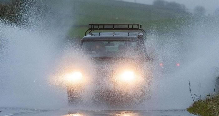 Một số lưu ý khi lái xe dưới trời mưa bão để đảm bảo an toàn cho xe và bản thân 