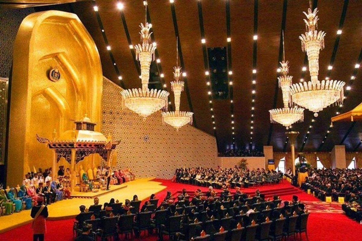 Choáng ngợp với cung điện dát vàng của Quốc vương Brunei Hassanal Bolkiah 