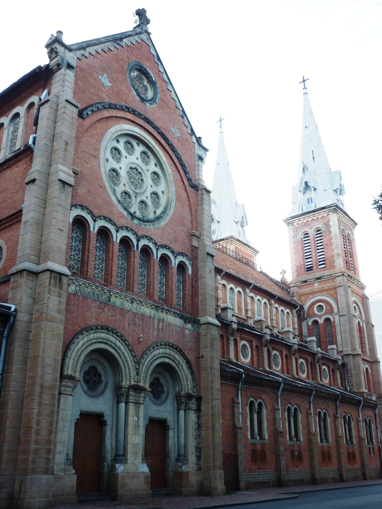 Nhà thờ Đức Bà tại TP.HCM lọt top 10 nhà thờ tráng lệ nhất Châu Á