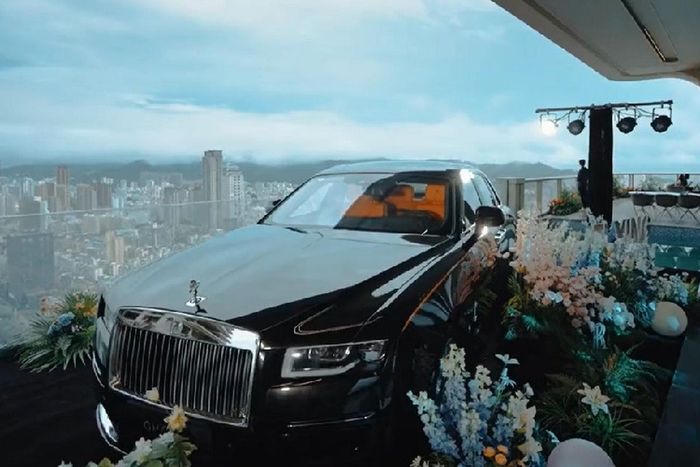 Tỷ phú cẩu xe sang Rolls-Royce Ghost lên penhouse tầng 44 để ngắm