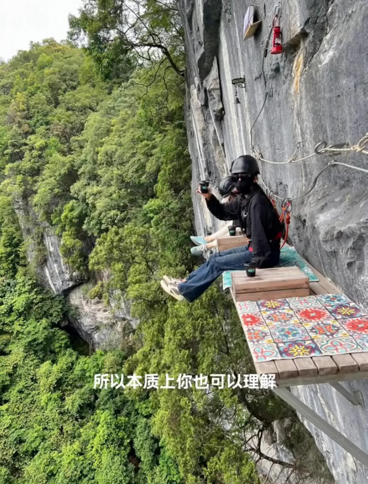 Thưởng thức ly cà phê bên vách đá giữa không trung với giá hơn 1,3 triệu đồng