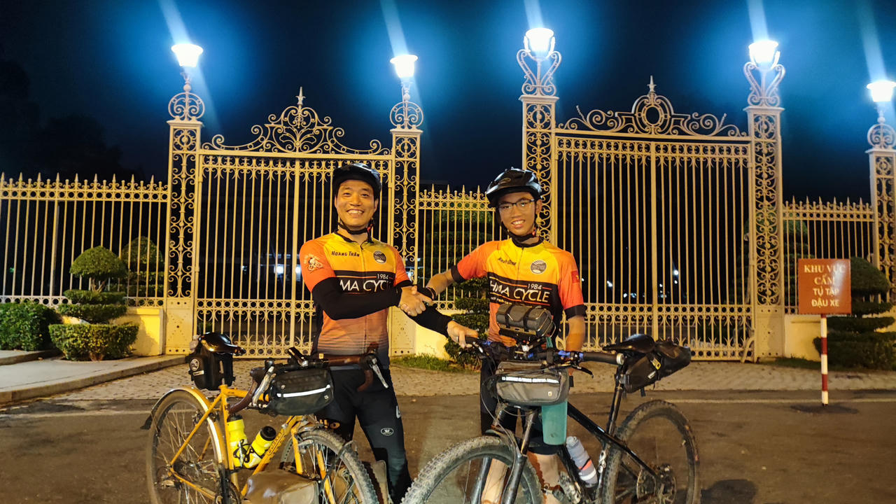 Kỳ nghỉ hè đạp xe xuyên Việt của cậu bé lớp 6