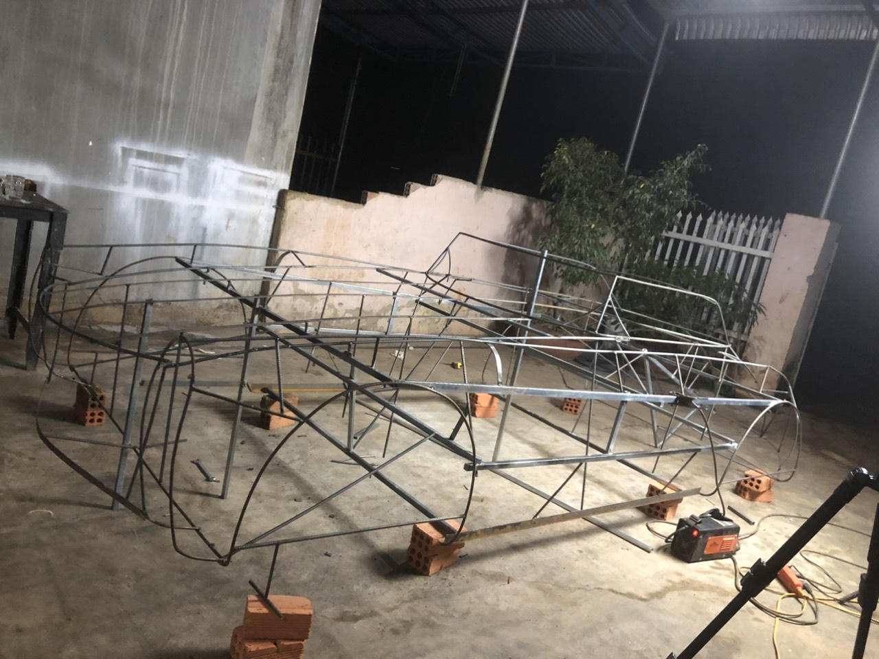 Nhóm bạn trẻ tự tay chế tạo xe cổ huyền thoại Mercedes-Benz 300 SL 