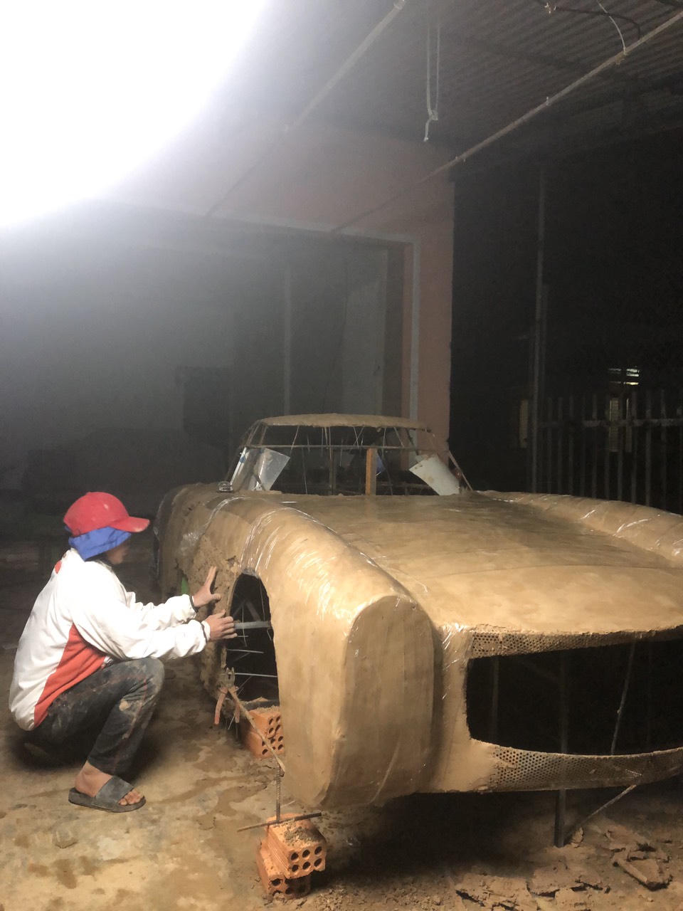 Nhóm bạn trẻ tự tay chế tạo xe cổ huyền thoại Mercedes-Benz 300 SL 