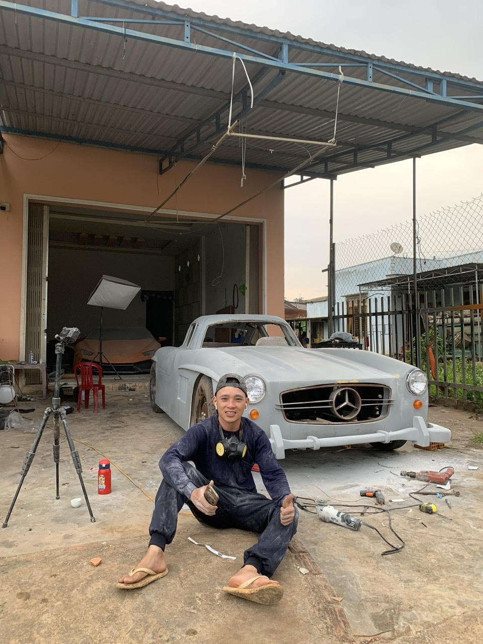 Nhóm bạn trẻ tự tay chế tạo xe cổ huyền thoại Mercedes-Benz 300 SL 