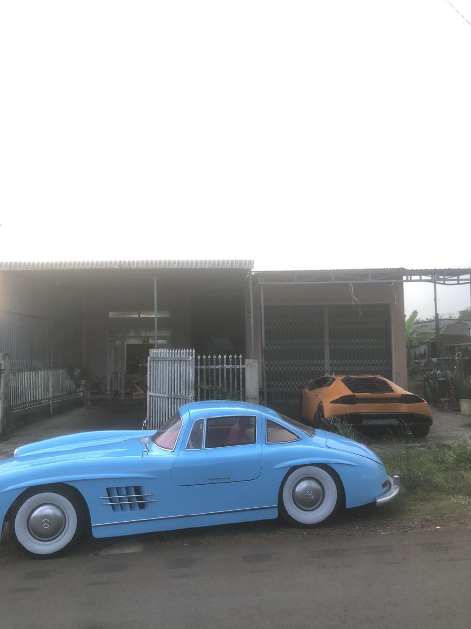 Nhóm bạn trẻ tự tay chế tạo xe cổ huyền thoại Mercedes-Benz 300 SL 