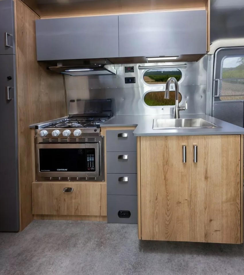 Khám phá 'quán bar di động' Airstream Trade Wind 2024