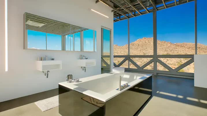 Khám phá 'ngôi nhà vô hình' 18 triệu USD nằm giữa sa mạc