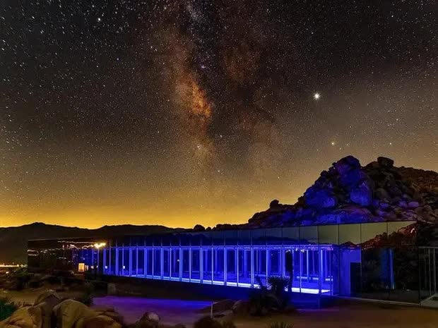 Khám phá 'ngôi nhà vô hình' 18 triệu USD nằm giữa sa mạc