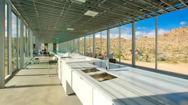 Khám phá 'ngôi nhà vô hình' 18 triệu USD nằm giữa sa mạc
