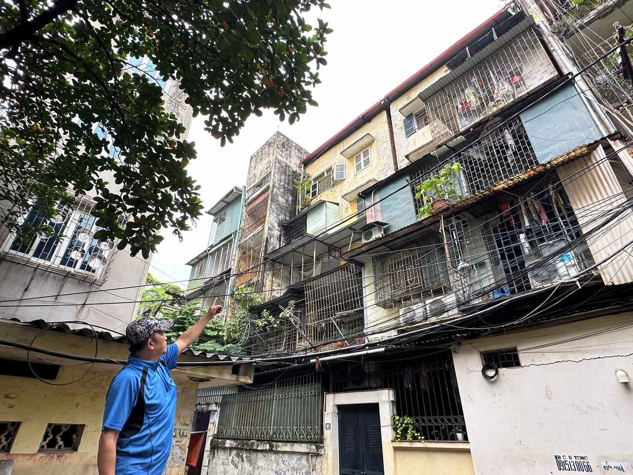 Truy tìm ‘rào cản’ công cuộc cải tạo, xây dựng mới chung cư cũ tại Hà Nội - Bài 1: Cận cảnh loạt công trình ‘dọa sập’