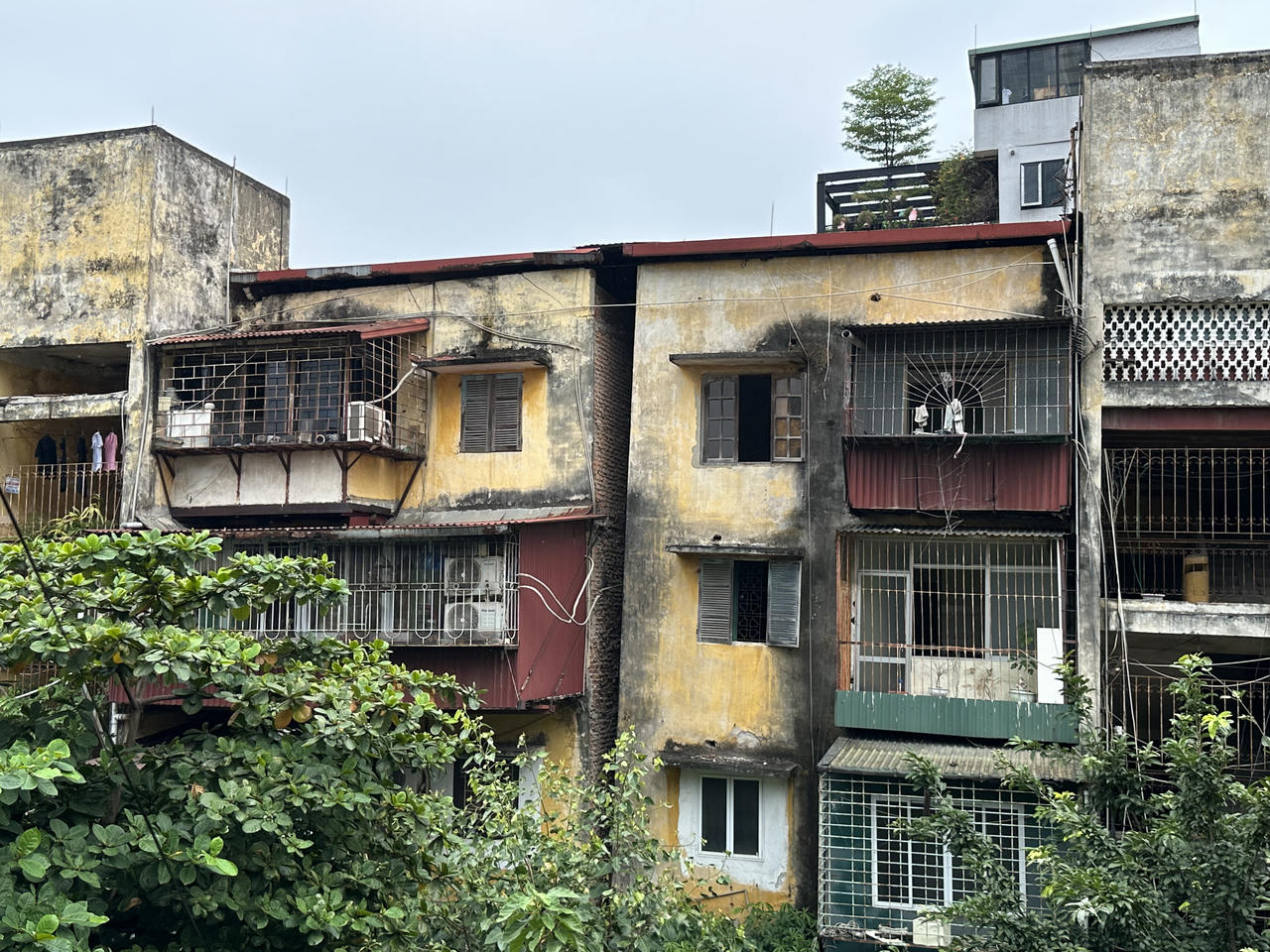 Truy tìm ‘rào cản’ công cuộc cải tạo, xây dựng mới chung cư cũ tại Hà Nội - Bài 1: Cận cảnh loạt công trình ‘dọa sập’