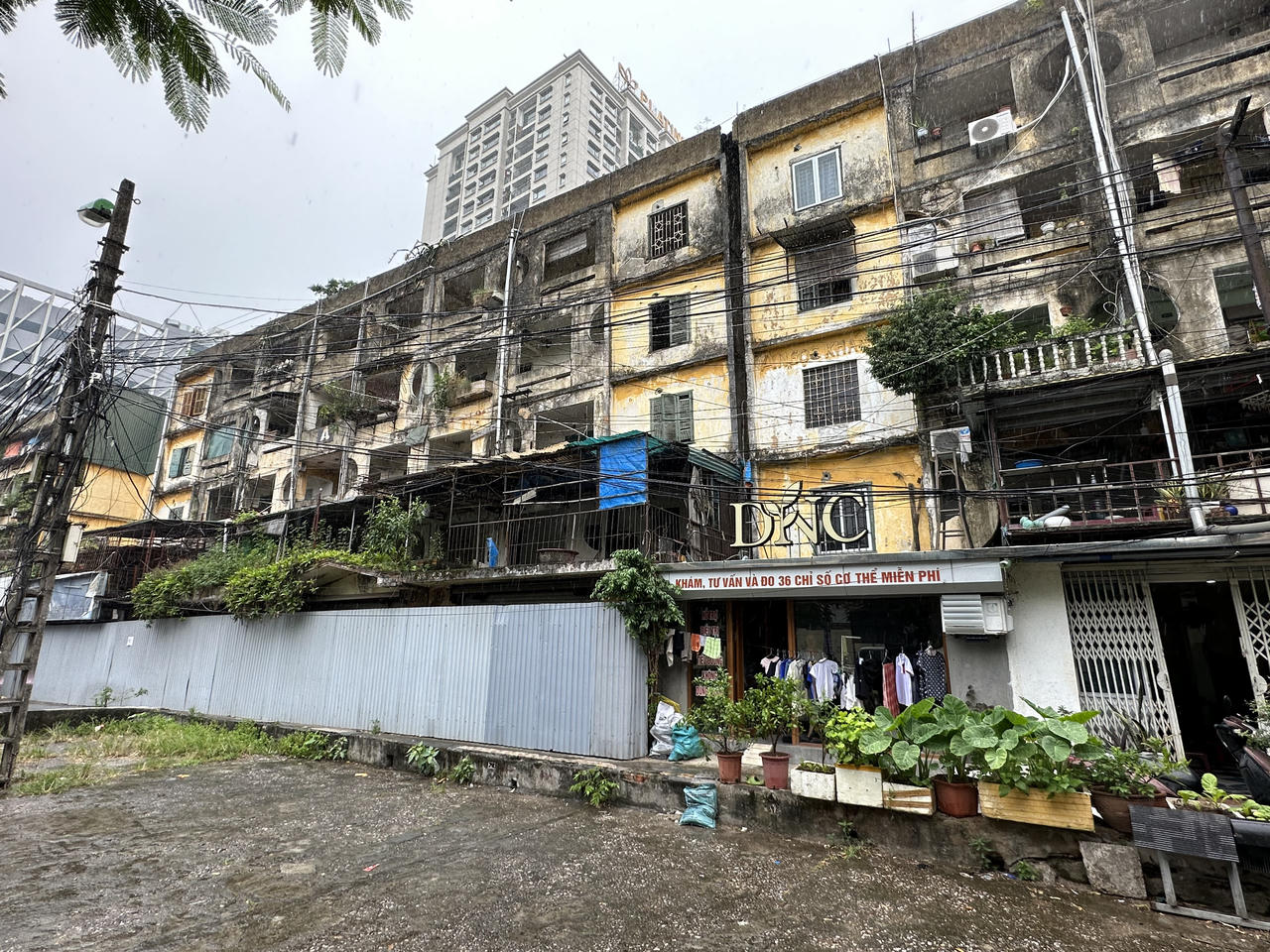 Truy tìm ‘rào cản’ công cuộc cải tạo, xây dựng mới chung cư cũ tại Hà Nội - Bài 1: Cận cảnh loạt công trình ‘dọa sập’