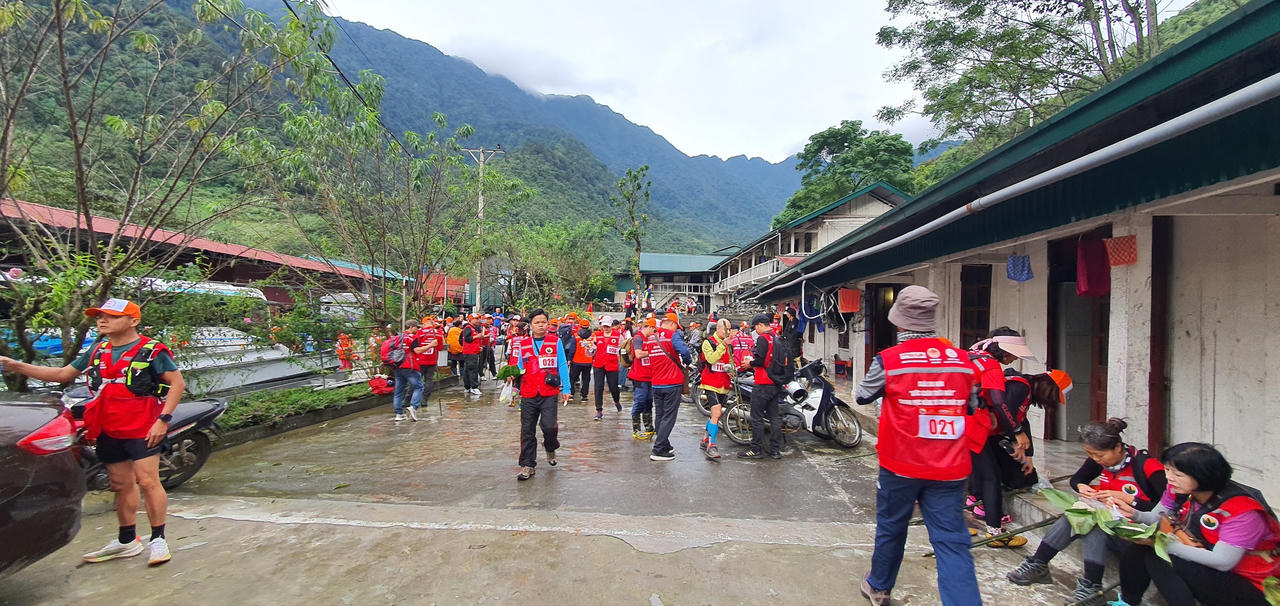 Gần 100 nhà báo bắt đầu hành trình chinh phục đỉnh Tà Chì Nhù