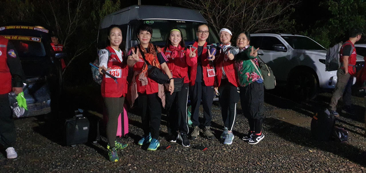 Gần 100 nhà báo bắt đầu hành trình chinh phục đỉnh Tà Chì Nhù