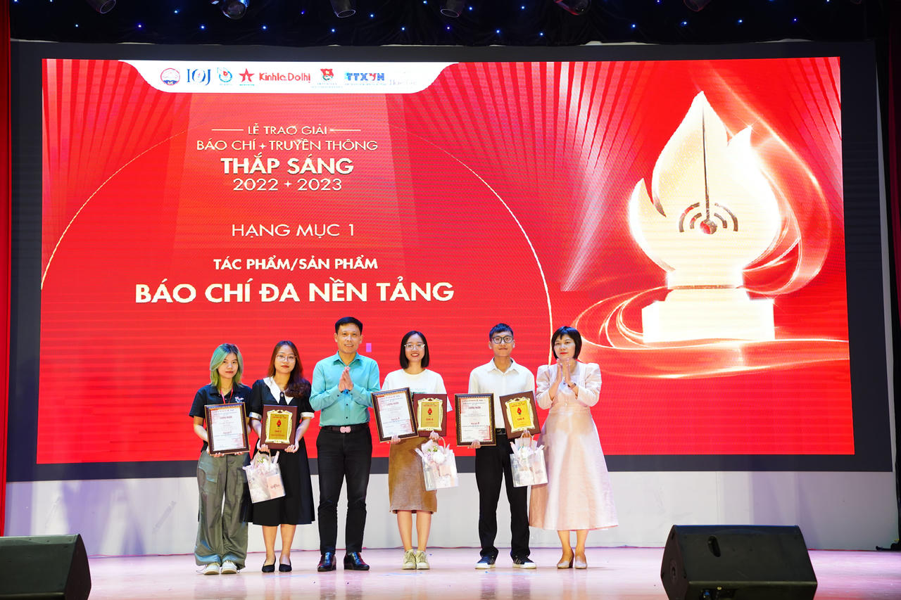 Fire Up 2023: Stellarous - Bữa tiệc âm thanh ánh sáng có 1-0-2 tại trường Báo