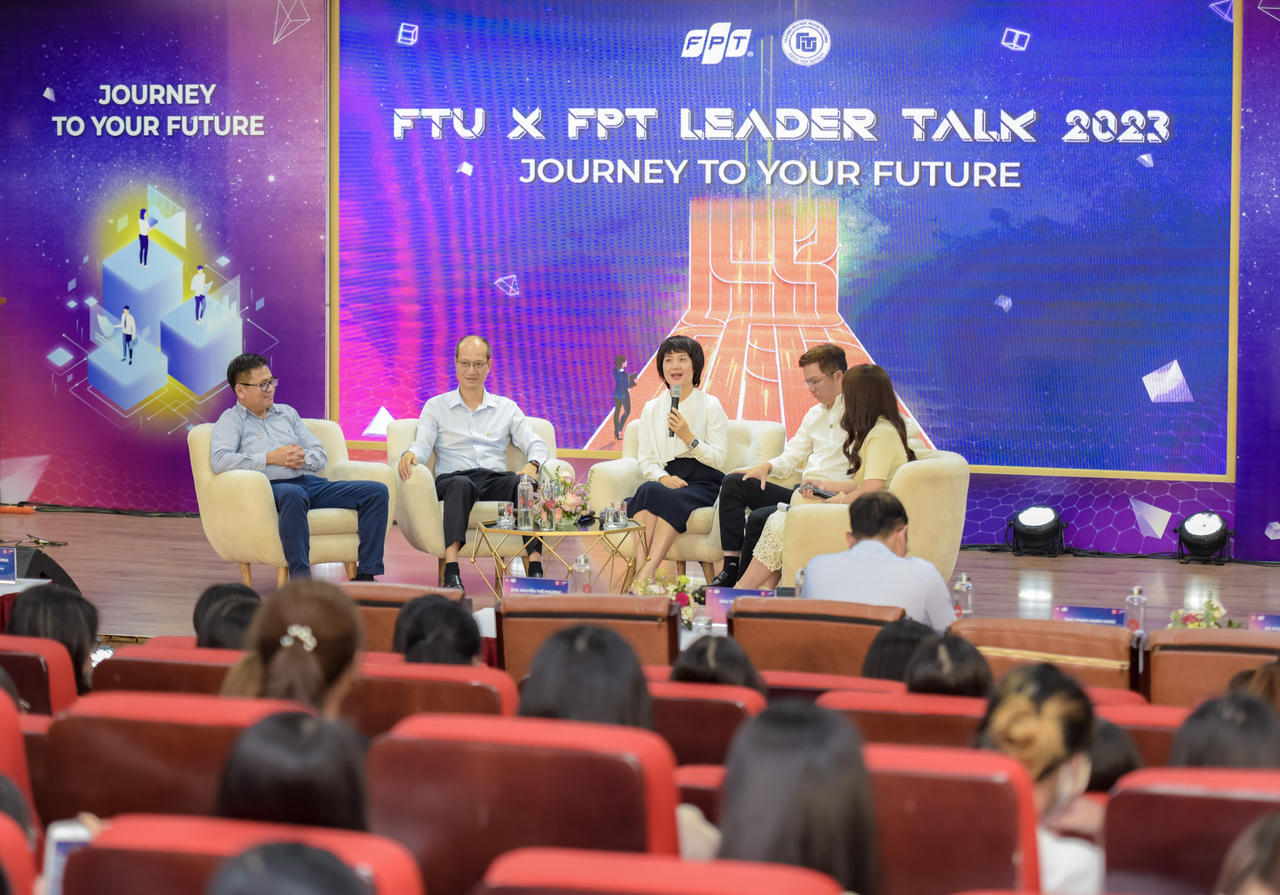 Sinh viên Ngoại thương tìm hiểu cơ hội phát triển sự nghiệp tại FPT