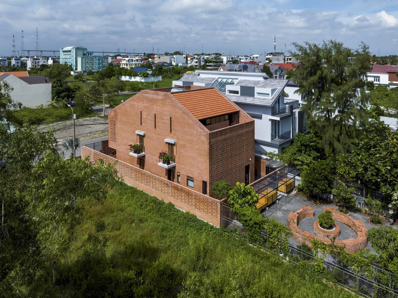 Chiêm ngưỡng ngôi nhà độc đáo với 3 tầng gạch đục lỗ