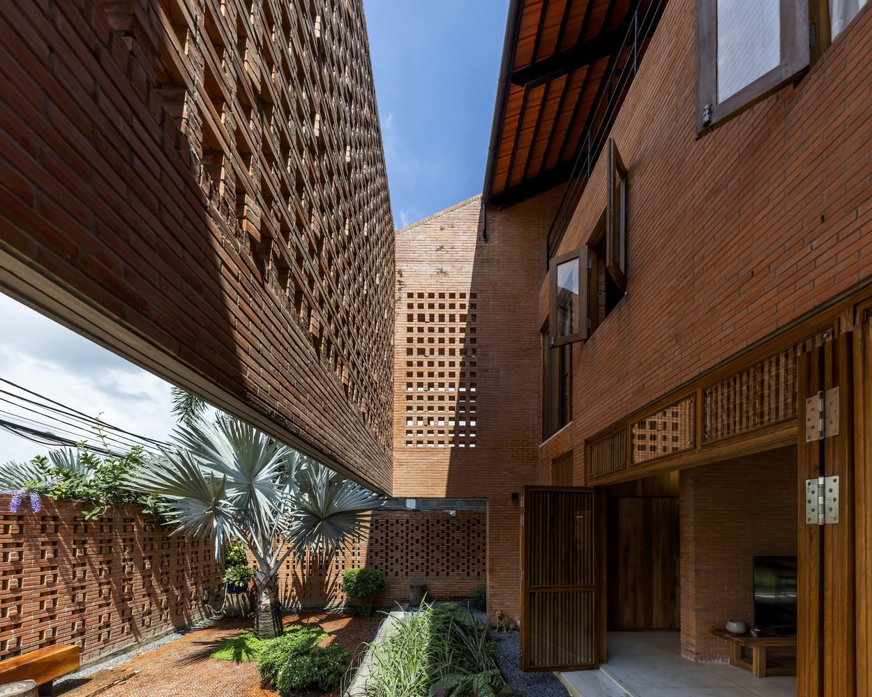 Chiêm ngưỡng ngôi nhà độc đáo với 3 tầng gạch đục lỗ