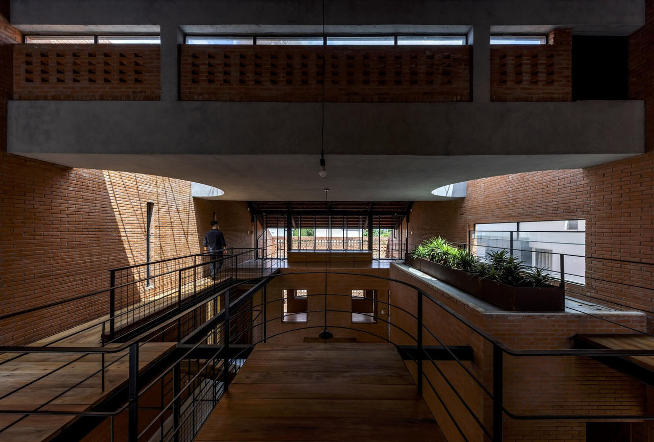 Chiêm ngưỡng ngôi nhà độc đáo với 3 tầng gạch đục lỗ