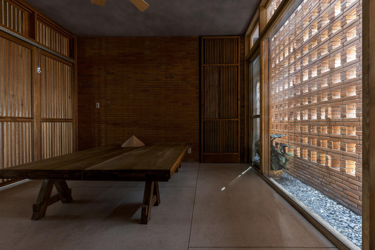 Chiêm ngưỡng ngôi nhà độc đáo với 3 tầng gạch đục lỗ